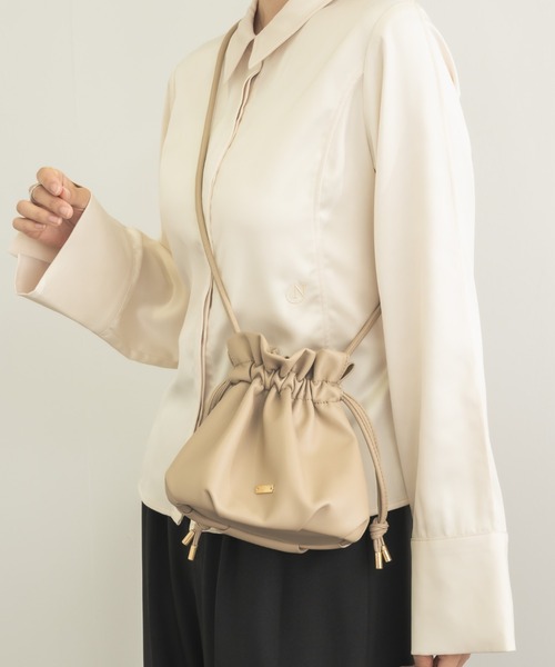NEUNA(ヌナ)の「【こんなバッグが欲しかった!!】ギャザーミニポシェットバッグ(ショルダーバッグ・レディース・ベージュ/ブラック・FREE)」の1枚目の写真