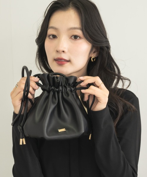 NEUNA(ヌナ)の「【こんなバッグが欲しかった!!】ギャザーミニポシェットバッグ(ショルダーバッグ・レディース・ベージュ/ブラック・FREE)」の14枚目の写真