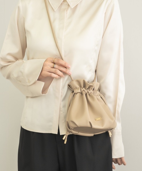 NEUNA(ヌナ)の「【こんなバッグが欲しかった!!】ギャザーミニポシェットバッグ(ショルダーバッグ・レディース・ベージュ/ブラック・FREE)」の19枚目の写真