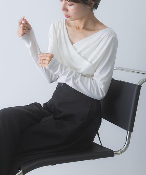 URBAN RESEARCH ROSSO WOMEN(アーバンリサーチ ロッソ)の「シルク混2WAYドレーププルオーバー(Tシャツ/カットソー・レディース・オフホワイト/ブラック/ブラウン系その他・FREE)」の2枚目の写真