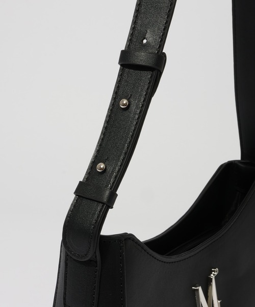 MUCENT(ムセント)の「【MUCENT/ムセント】TERIN METAL LOGO LEATHER HOBO BAG UNISEX/テリン メタル ロゴ レザー ホーボーバッグ ユニセックス(ショルダーバッグ・レディース・ブラック・FREE)」の7枚目の写真