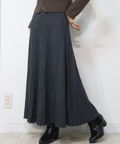 DISKEEN SURE(ディスキーンシュアー)の「プリーツ見え&高見え品格アップのニットロングスカート(スカート・レディース・チャコール/ブラウン/パープル/ブラック・FREE)」の1枚目の写真