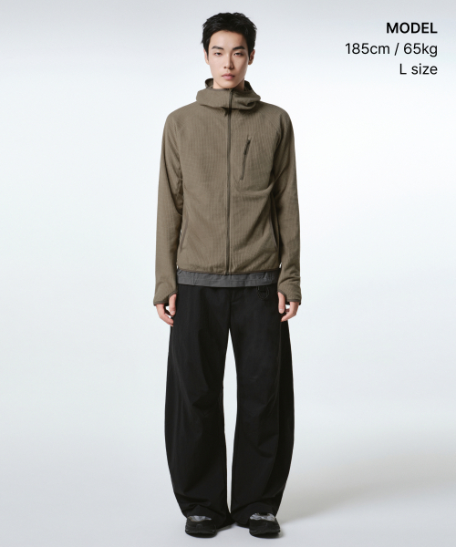 MUSINSA STANDARD（ムシンサスタンダード）の「[シティレジャー] グリッドポーラフリースバラクラバフーデッドジップアップ [マッドベージュ]（その他アウター・メンズ・その他・SMALL/MEDIUM/LARGE/X-LARGE/2XL）」の2枚目の写真