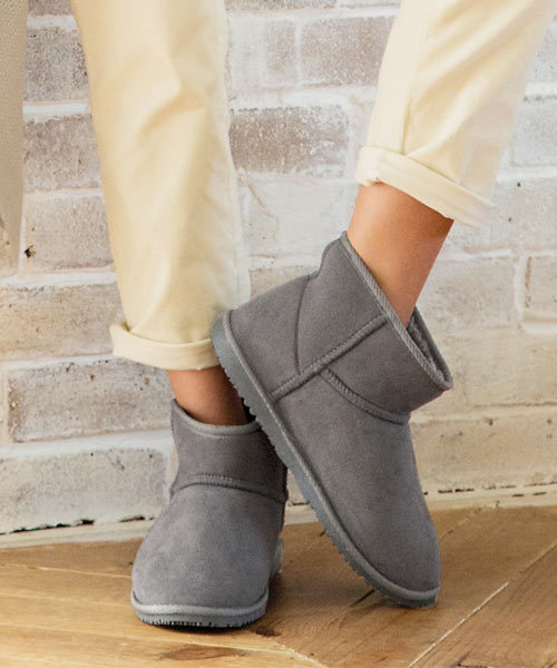 KOBE LETTUCE（コウベレタス）の「ミニ丈ムートンブーツ（ブーツ・レディース・ブラック系その他/ブラウン/ベージュ/ブラック/チャコールグレー/ピンク/イエロー系その他/キャメル/ネイビー/レッド系その他/ブラック系その他2/ピンク系その他/ブラウン系その他/グリーン系その他/ブラック系その他3/グレー系/ブラック系/イエロー系・LL/M/S/L）」の7枚目の写真