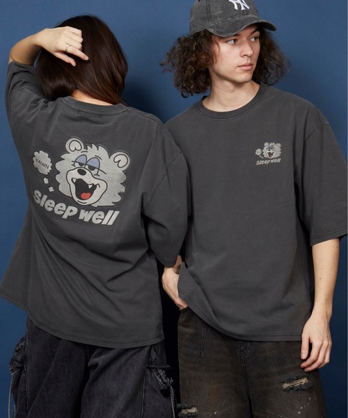 unrelaxing(アンリラクシング)の「ヴィンテージライク 古着風 綿100%ピグメント加工TプリントTシャツ(Tシャツ/カットソー・メンズ・ホワイト/ネイビー/グレー/ピンク/ブラック/レッド/チャコール/パープル/ブラウン/ベージュ/カーキ/ワイン/オレンジ/チャコールグレー/ホワイト系その他2/ブラック系その他2/ブルー系その他2/レッド系その他2/ピンク系その他2/グレー系その他2/ブルー系その他3/ブルー系その他4/ホワイト系その他4/ピンク系その他3/レッド系その他/ホワイト系その他3/グレー系その他/ホワイト系その他/ブルー系その他/ピンク系その他/ピンク系その他4/ブラック系その他3/レッド系その他3/レッド系その他4/ブラック系その他4/グレー系その他3/グレー系その他4/ブラック系その他/ライトブルー/ベージュ系その他/グリーン系その他/その他1/その他3/その他2/パープル系その他/ベージュ系その他3/ベージュ系その他4/ブルー系その他6/ベージュ系その他2/レッド系その他5/グリーン系その他2/グリーン系その他3/グリーン系その他4/ブルー系その他5/パープル系その他2/パープル系その他3/パープル系その他4/その他6/その他5/その他7/その他4/アッシュグレー/ライトグレー/スカイブルー/アッシュブラウン/レディッシュグレー/ホワイト×レッド/ブルーグラス/ブラック×ブラック/オートミール/ホワイト×グレー/ホワイト×ブラック/ブラック×ホワイト/ブラック系その他7/LT.Blue/アクア/ライトブラック/ブラック×グリーン/スモークピンク/ホワイト×エメラルドグリーン/ライトベージュ/スミクロ/ブラック系その他5/ブラック系その他6/ピンク系その他5/ブルー系その他7/クリアブラウン/ダークインディゴブルー/クリアブラック/セージグリーン/モカ/ブラックミックス/エメラルド/ライトブラウン/ライトグリーン/ブルー/グリーン/タン/クリアグリーン/クリアブルー/ホワイト×グリーン/ブラック×レッド/ブラック×ブルー/ウィート/ピンクベージュ/ダークブルー/サックスブルー/ミント/ダークブラック/シルバーグレー/ブラウン系3/ブラウン系5/ベージュ系1/ベージュ系3/その他12/その他20/その他21/その他23/ブラウン系/ブラウン系1/ブラウン系2/その他14/その他15/その他16/その他17/その他18/その他25/その他26/ブラウン系4/ブラウン系6/ベージュ系/ベージュ系2/その他10/その他13/その他19/その他22/その他24/ブラウン系7/ブラウン系8/ブラウン系9/ベージュ系4/ベージュ系5/ベージュ系6/その他11/その他27/その他28/ブラック系5/ブラック系6/ブラック系7/ブラック系8/その他29/ブラック×シルバー/ブラック系2/ブラック系4/ブラック×ゴールド/ブラック系1/ブラック系3/A/ダークブラウン系6/ダークブラウン系7/ダークブラウン系5/ダークブラウン系3/ダークブラウン系4/ダークブラウン系2/ダークブラウン系1/ベージュ系その他7/ベージュ系その他6/ベージュ系9/ベージュ系7/ベージュ系8・X-LARGE/SMALL/MEDIUM/LARGE/3/2)」の19枚目の写真