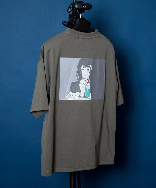 unrelaxing(アンリラクシング)の「ヴィンテージライク 古着風 綿100%ピグメント加工TプリントTシャツ(Tシャツ/カットソー・メンズ・ホワイト/ネイビー/グレー/ピンク/ブラック/レッド/チャコール/パープル/ブラウン/ベージュ/カーキ/ワイン/オレンジ/チャコールグレー/ホワイト系その他2/ブラック系その他2/ブルー系その他2/レッド系その他2/ピンク系その他2/グレー系その他2/ブルー系その他3/ブルー系その他4/ホワイト系その他4/ピンク系その他3/レッド系その他/ホワイト系その他3/グレー系その他/ホワイト系その他/ブルー系その他/ピンク系その他/ピンク系その他4/ブラック系その他3/レッド系その他3/レッド系その他4/ブラック系その他4/グレー系その他3/グレー系その他4/ブラック系その他/ライトブルー/ベージュ系その他/グリーン系その他/その他1/その他3/その他2/パープル系その他/ベージュ系その他3/ベージュ系その他4/ブルー系その他6/ベージュ系その他2/レッド系その他5/グリーン系その他2/グリーン系その他3/グリーン系その他4/ブルー系その他5/パープル系その他2/パープル系その他3/パープル系その他4/その他6/その他5/その他7/その他4/アッシュグレー/ライトグレー/スカイブルー/アッシュブラウン/レディッシュグレー/ホワイト×レッド/ブルーグラス/ブラック×ブラック/オートミール/ホワイト×グレー/ホワイト×ブラック/ブラック×ホワイト/ブラック系その他7/LT.Blue/アクア/ライトブラック/ブラック×グリーン/スモークピンク/ホワイト×エメラルドグリーン/ライトベージュ/スミクロ/ブラック系その他5/ブラック系その他6/ピンク系その他5/ブルー系その他7/クリアブラウン/ダークインディゴブルー/クリアブラック/セージグリーン/モカ/ブラックミックス/エメラルド/ライトブラウン/ライトグリーン/ブルー/グリーン/タン/クリアグリーン/クリアブルー/ホワイト×グリーン/ブラック×レッド/ブラック×ブルー/ウィート/ピンクベージュ/ダークブルー/サックスブルー/ミント/ダークブラック/シルバーグレー/ブラウン系3/ブラウン系5/ベージュ系1/ベージュ系3/その他12/その他20/その他21/その他23/ブラウン系/ブラウン系1/ブラウン系2/その他14/その他15/その他16/その他17/その他18/その他25/その他26/ブラウン系4/ブラウン系6/ベージュ系/ベージュ系2/その他10/その他13/その他19/その他22/その他24/ブラウン系7/ブラウン系8/ブラウン系9/ベージュ系4/ベージュ系5/ベージュ系6/その他11/その他27/その他28/ブラック系5/ブラック系6/ブラック系7/ブラック系8/その他29/ブラック×シルバー/ブラック系2/ブラック系4/ブラック×ゴールド/ブラック系1/ブラック系3/A/ダークブラウン系6/ダークブラウン系7/ダークブラウン系5/ダークブラウン系3/ダークブラウン系4/ダークブラウン系2/ダークブラウン系1/ベージュ系その他7/ベージュ系その他6/ベージュ系9/ベージュ系7/ベージュ系8・X-LARGE/SMALL/MEDIUM/LARGE/3/2)」の13枚目の写真