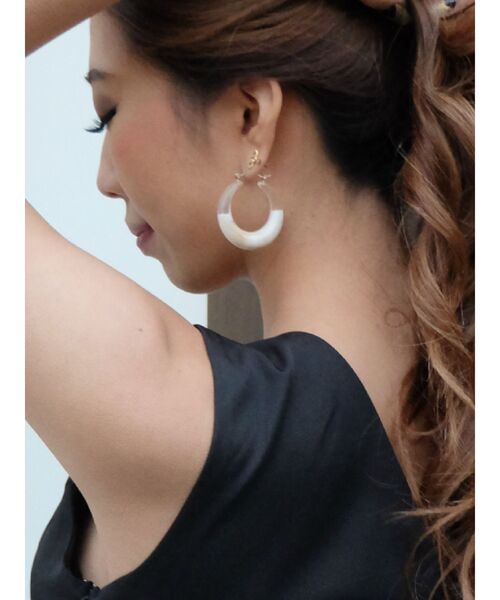 RESEXXY(リゼクシー)の「ハーフクリアピアス(ピアス(両耳用)・レディース・ブラック/ブラウン/ベージュ・FREE)」の3枚目の写真