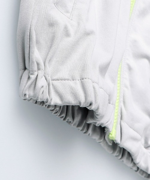 BRANSHES（ブランシェス）の「配色切り替えUVカットパーカー（パーカー・キッズ・ライトグレー/レッド・130cm/90cm/100cm/120cm/110cm/140cm/150cm）」の12枚目の写真