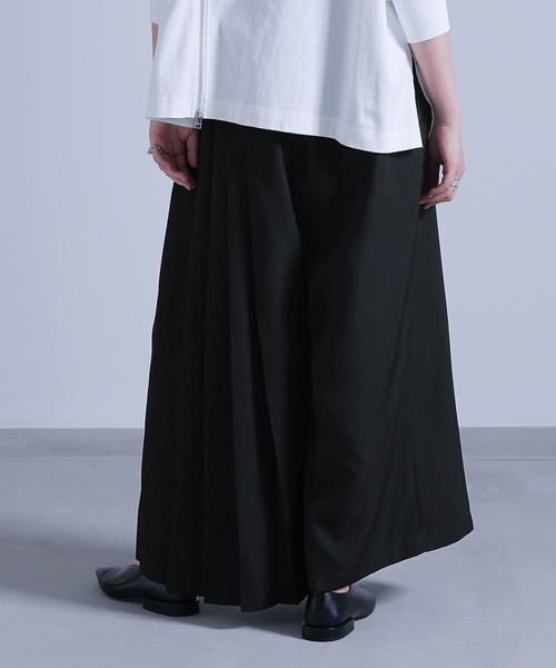 kOhAKU（コハク）の「『カシュクール風アシメプリーツパンツ』（その他パンツ・レディース・ネイビー/ブラック・1/2）」の5枚目の写真
