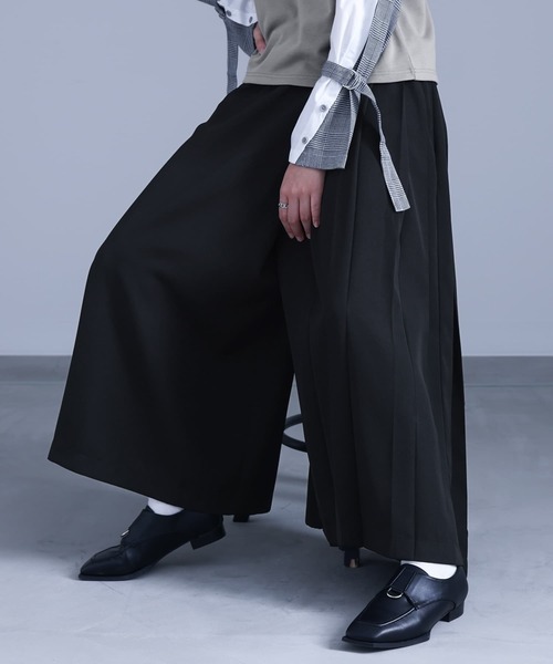 kOhAKU（コハク）の「『カシュクール風アシメプリーツパンツ』（その他パンツ・レディース・ネイビー/ブラック・1/2）」の8枚目の写真