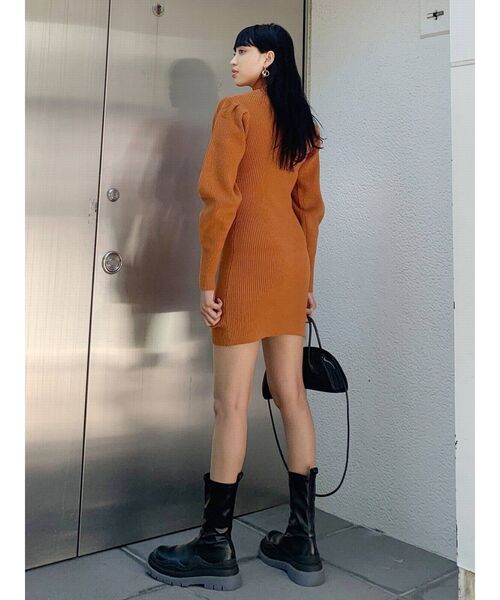 EMODA(エモダ)の「タックショルダーニットワンピース(ワンピース・レディース・ブラック/グレー/グリーン/オレンジ・FREE)」の7枚目の写真