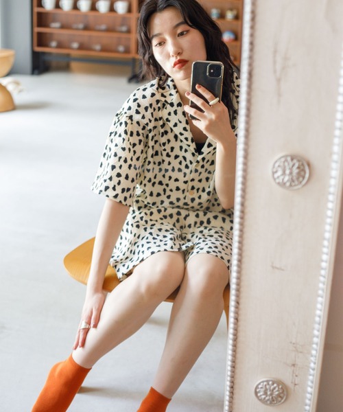 w closet（ダブルクローゼット）の「ミニカウプリント短丈開襟シャツ（シャツ/ブラウス・レディース・ブラック/アイボリー・FREE）」の2枚目の写真