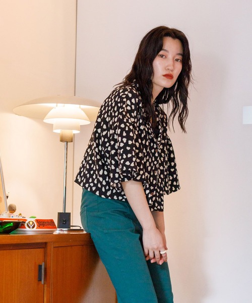 w closet（ダブルクローゼット）の「ミニカウプリント短丈開襟シャツ（シャツ/ブラウス・レディース・ブラック/アイボリー・FREE）」の4枚目の写真