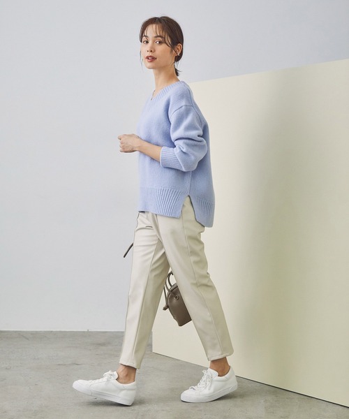 ROPE'（ロペ）の「【一部WEB限定】タスマニアウールVネックフォルムプルオーバーニット（ニット/セーター・レディース・チャコールグレー/ホワイト/ベージュ/ライトグリーン/カーキ/サックスブルー/ラベンダー・38）」の22枚目の写真