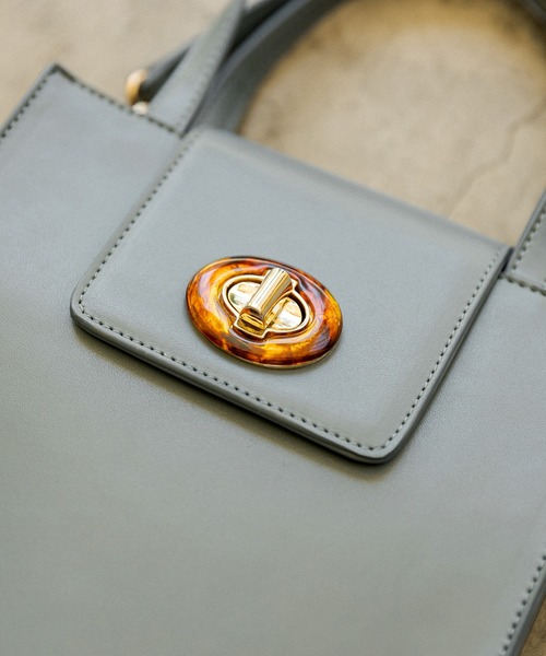 OLIVE des OLIVE（オリーブデオリーブ）の「べっ甲ひねりスクエアバッグ（ショルダーバッグ・レディース・ダークブラウン/グレイッシュベージュ/ブルー・FREE）」の17枚目の写真