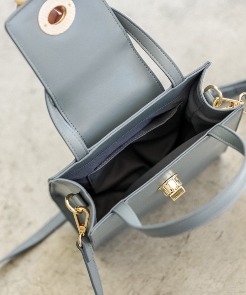 OLIVE des OLIVE（オリーブデオリーブ）の「べっ甲ひねりスクエアバッグ（ショルダーバッグ・レディース・ダークブラウン/グレイッシュベージュ/ブルー・FREE）」の7枚目の写真