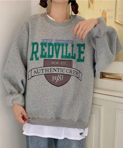 BASQUE magenta（バスクマゼンタ）の「REDVILLE LOGO CREW NECK SWEAT SHIRTS /ビッグシルエット カレッジロゴ プルオーバー スウェットシャツ（スウェット・レディース・ブラウン/グレー/ブルー/ダークグレー/ブラック/クリーム・FREE）」の3枚目の写真