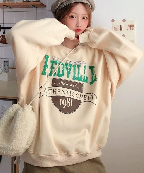 BASQUE magenta（バスクマゼンタ）の「REDVILLE LOGO CREW NECK SWEAT SHIRTS /ビッグシルエット カレッジロゴ プルオーバー スウェットシャツ（スウェット・レディース・ブラウン/グレー/ブルー/ダークグレー/ブラック/クリーム・FREE）」の5枚目の写真