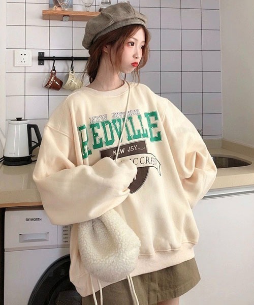 BASQUE magenta（バスクマゼンタ）の「REDVILLE LOGO CREW NECK SWEAT SHIRTS /ビッグシルエット カレッジロゴ プルオーバー スウェットシャツ（スウェット・レディース・ブラウン/グレー/ブルー/ダークグレー/ブラック/クリーム・FREE）」の22枚目の写真