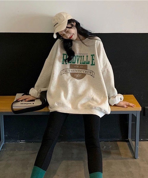 BASQUE magenta（バスクマゼンタ）の「REDVILLE LOGO CREW NECK SWEAT SHIRTS /ビッグシルエット カレッジロゴ プルオーバー スウェットシャツ（スウェット・レディース・ブラウン/グレー/ブルー/ダークグレー/ブラック/クリーム・FREE）」の11枚目の写真