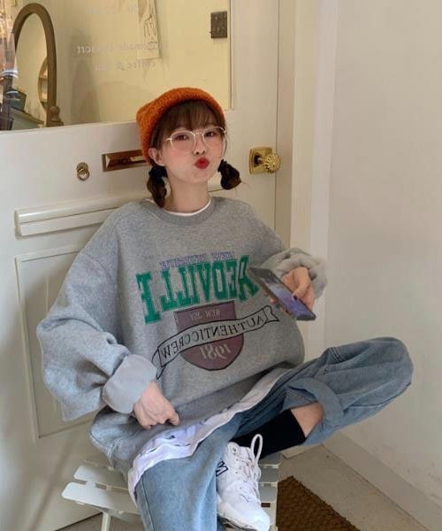BASQUE magenta（バスクマゼンタ）の「REDVILLE LOGO CREW NECK SWEAT SHIRTS /ビッグシルエット カレッジロゴ プルオーバー スウェットシャツ（スウェット・レディース・ブラウン/グレー/ブルー/ダークグレー/ブラック/クリーム・FREE）」の14枚目の写真