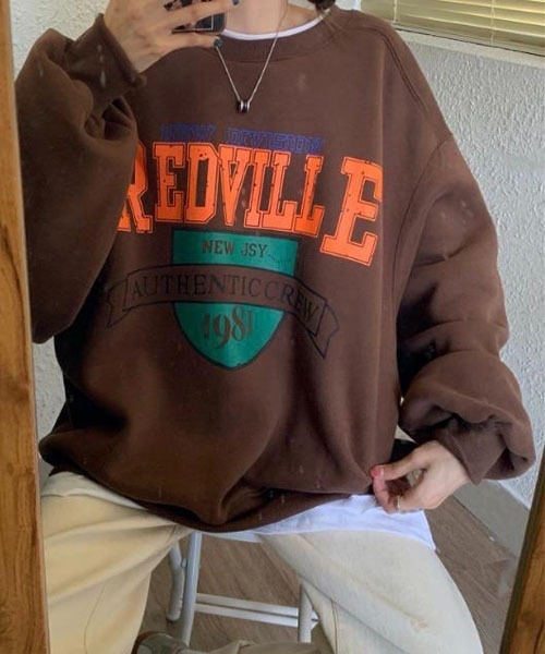 BASQUE magenta（バスクマゼンタ）の「REDVILLE LOGO CREW NECK SWEAT SHIRTS /ビッグシルエット カレッジロゴ プルオーバー スウェットシャツ（スウェット・レディース・ブラウン/グレー/ブルー/ダークグレー/ブラック/クリーム・FREE）」の18枚目の写真