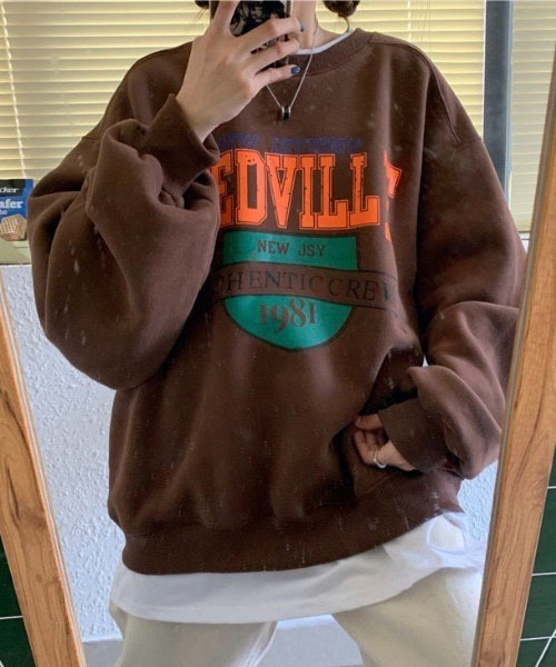 BASQUE magenta（バスクマゼンタ）の「REDVILLE LOGO CREW NECK SWEAT SHIRTS /ビッグシルエット カレッジロゴ プルオーバー スウェットシャツ（スウェット・レディース・ブラウン/グレー/ブルー/ダークグレー/ブラック/クリーム・FREE）」の19枚目の写真