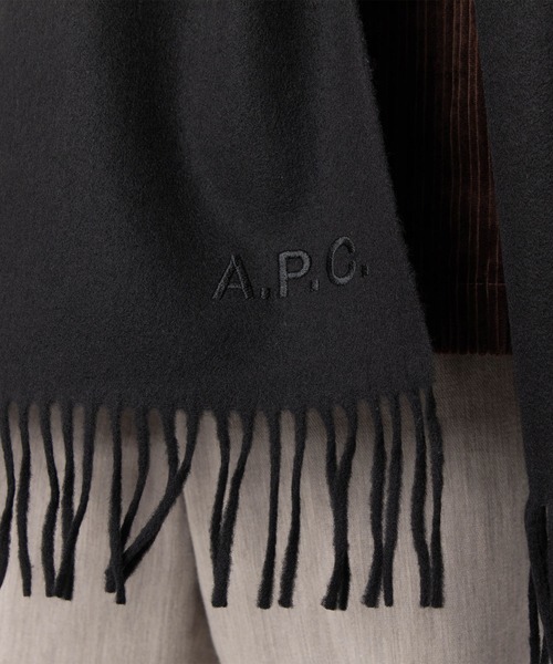 A.P.C.(アーペーセー)の「A.P.C. Ambroise アー・ペー・セー アンブローズ 刺繍入り マフラー(マフラー・レディース・ブラック/キャメル/ダークネイビー/グレー・FREE)」の7枚目の写真