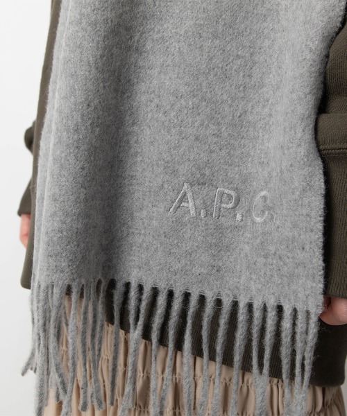 A.P.C.(アーペーセー)の「A.P.C. Ambroise アー・ペー・セー アンブローズ 刺繍入り マフラー(マフラー・レディース・ブラック/キャメル/ダークネイビー/グレー・FREE)」の6枚目の写真