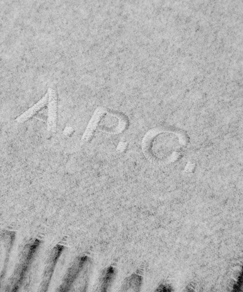 A.P.C.(アーペーセー)の「A.P.C. Ambroise アー・ペー・セー アンブローズ 刺繍入り マフラー(マフラー・レディース・ブラック/キャメル/ダークネイビー/グレー・FREE)」の16枚目の写真