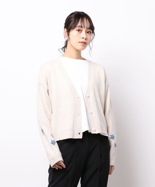 ehka sopo（エヘカソポ）の「お花刺繍Vネックカーディガン（カーディガン/ボレロ・レディース・キナリ/サックスブルー/ブラック/ベージュ・ﾌﾘ-）」の2枚目の写真