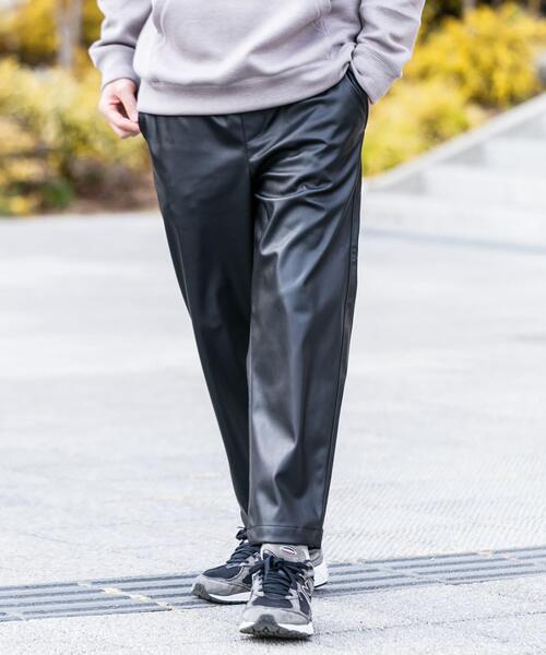 ITEMS URBANRESEARCH(アイテムズ アーバンリサーチ)の「ヴィーガンレザー イージーパンツ(その他パンツ・メンズ・ブラック/グレー/オフホワイト・MEDIUM/LARGE)」の2枚目の写真