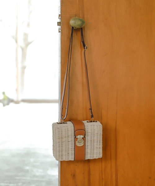 Andemiu（アンデミュウ）の「ラタンスクエアショルダー277890（ショルダーバッグ・レディース・ブラック/オフホワイト・FREE）」の2枚目の写真