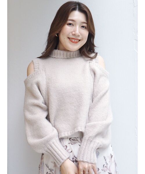 MERCURYDUO(マーキュリーデュオ)の「カラーオープンショルダーニット(ニット/セーター・レディース・オフホワイト/ピンク/ブルー/チャコールグレー/ベージュ・FREE)」の7枚目の写真