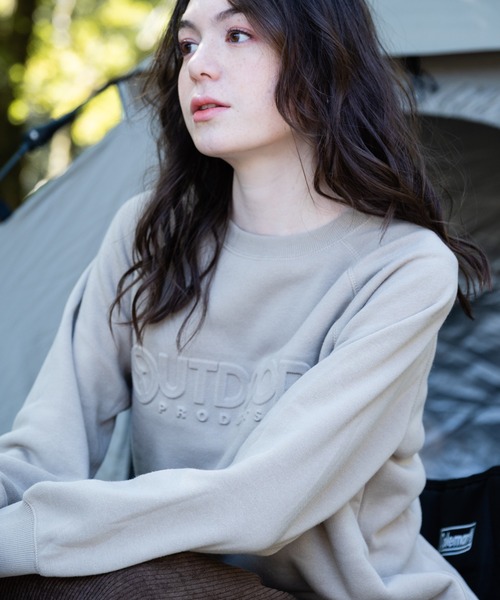 OUTDOOR PRODUCTS APPAREL(アウトドアプロダクツアパレル)の「身頃ボア エンボスブランドロゴ スウェット トレーナー(スウェット・レディース・オリーブ/ネイビー/ベージュ・MEDIUM/LARGE)」の8枚目の写真