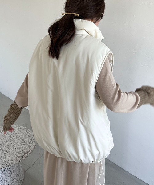 CAPRICIEUX LE'MAGE(カプリシューレマージュ)の「中綿ハーフジップベスト(ダウンベスト・レディース・ブラック/オフホワイト・FREE)」の4枚目の写真