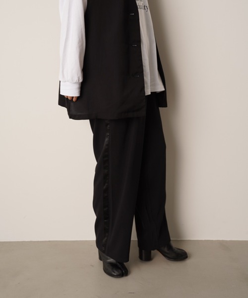 una（ウナ）の「unaラインストレートパンツ（その他パンツ）」 - WEAR