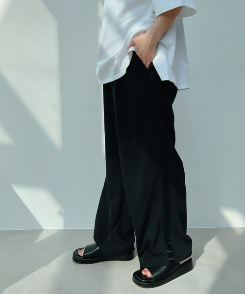 una ラインストレート パンツ una（ウナ）の「unaラインストレートパンツ（その他パンツ）」 - WEAR