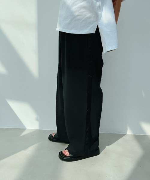 una ラインストレート パンツ una（ウナ）の「unaラインストレートパンツ（その他パンツ