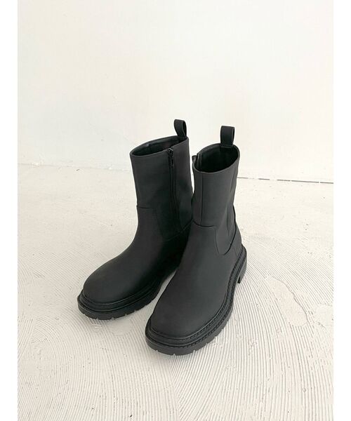 Ungrid（アングリッド）の「トラックソールミドル丈ブーツ（ブーツ・レディース・ブラック/ベージュ・S/M/L）」の6枚目の写真