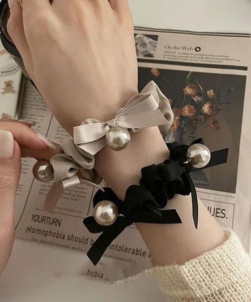 VIBGYOR Women（ヴィブジョー　ウィメン）の「【resonance】パール リボン シュシュ（シュシュ・レディース・ブラック/ベージュ・FREE）」の3枚目の写真