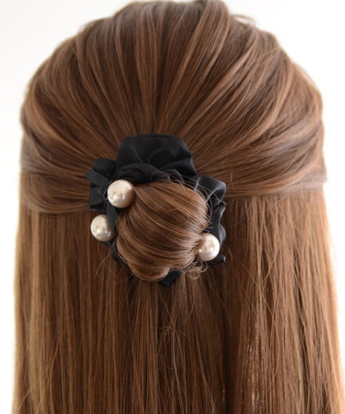 VIBGYOR Women（ヴィブジョー　ウィメン）の「【resonance】パール リボン シュシュ（シュシュ・レディース・ブラック/ベージュ・FREE）」の18枚目の写真