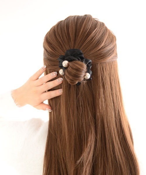 VIBGYOR Women（ヴィブジョー　ウィメン）の「【resonance】パール リボン シュシュ（シュシュ・レディース・ブラック/ベージュ・FREE）」の12枚目の写真