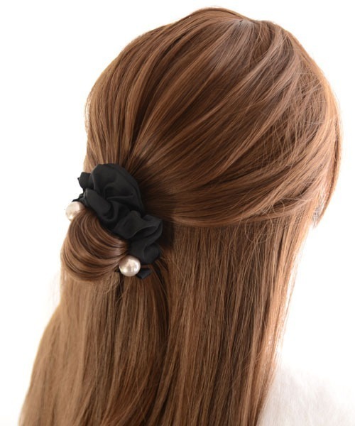 VIBGYOR Women（ヴィブジョー　ウィメン）の「【resonance】パール リボン シュシュ（シュシュ・レディース・ブラック/ベージュ・FREE）」の13枚目の写真