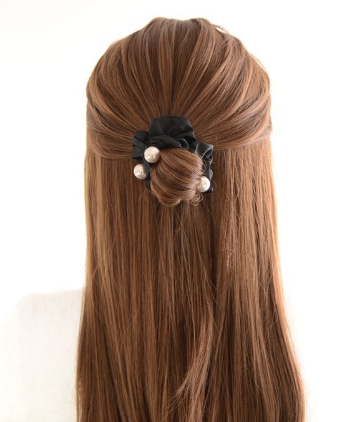 VIBGYOR Women（ヴィブジョー　ウィメン）の「【resonance】パール リボン シュシュ（シュシュ・レディース・ブラック/ベージュ・FREE）」の8枚目の写真