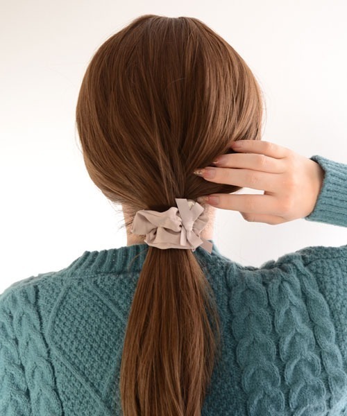 VIBGYOR Women（ヴィブジョー　ウィメン）の「【resonance】パール リボン シュシュ（シュシュ・レディース・ブラック/ベージュ・FREE）」の14枚目の写真