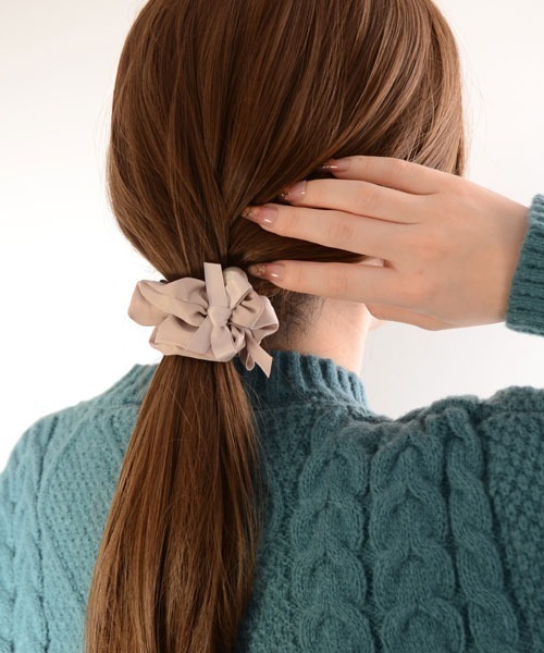 VIBGYOR Women（ヴィブジョー　ウィメン）の「【resonance】パール リボン シュシュ（シュシュ・レディース・ブラック/ベージュ・FREE）」の6枚目の写真