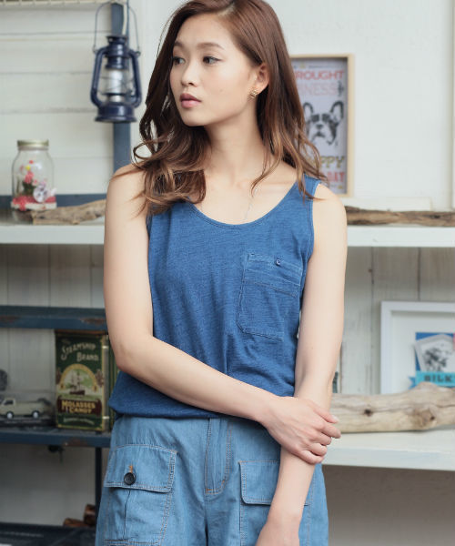 AZUL by moussy（アズールバイマウジー）の「30/-Cスラブ天竺タンク（タンクトップ・レディース・サックスブルー/ブルー系その他/オフホワイト・SMALL/MEDIUM）」の3枚目の写真