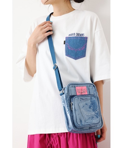 RODEO CROWNS WIDE BOWL(ロデオクラウンズワイドボウル)の「ビニールDENIM ポシェット(ショルダーバッグ・レディース・ブルー/ライトブルー・FREE)」の1枚目の写真