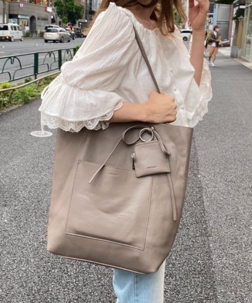 one after another NICE CLAUP(ワンアフターアナザーナイスクラップ)の「【ZOZO限定商品】ミニポーチ付きフェイクレザートートバック(トートバッグ・レディース・アイボリー/グレイッシュベージュ/ブラック/モカ・FREE)」の16枚目の写真